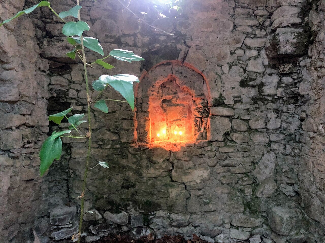 Velas encendidas en una iglesia