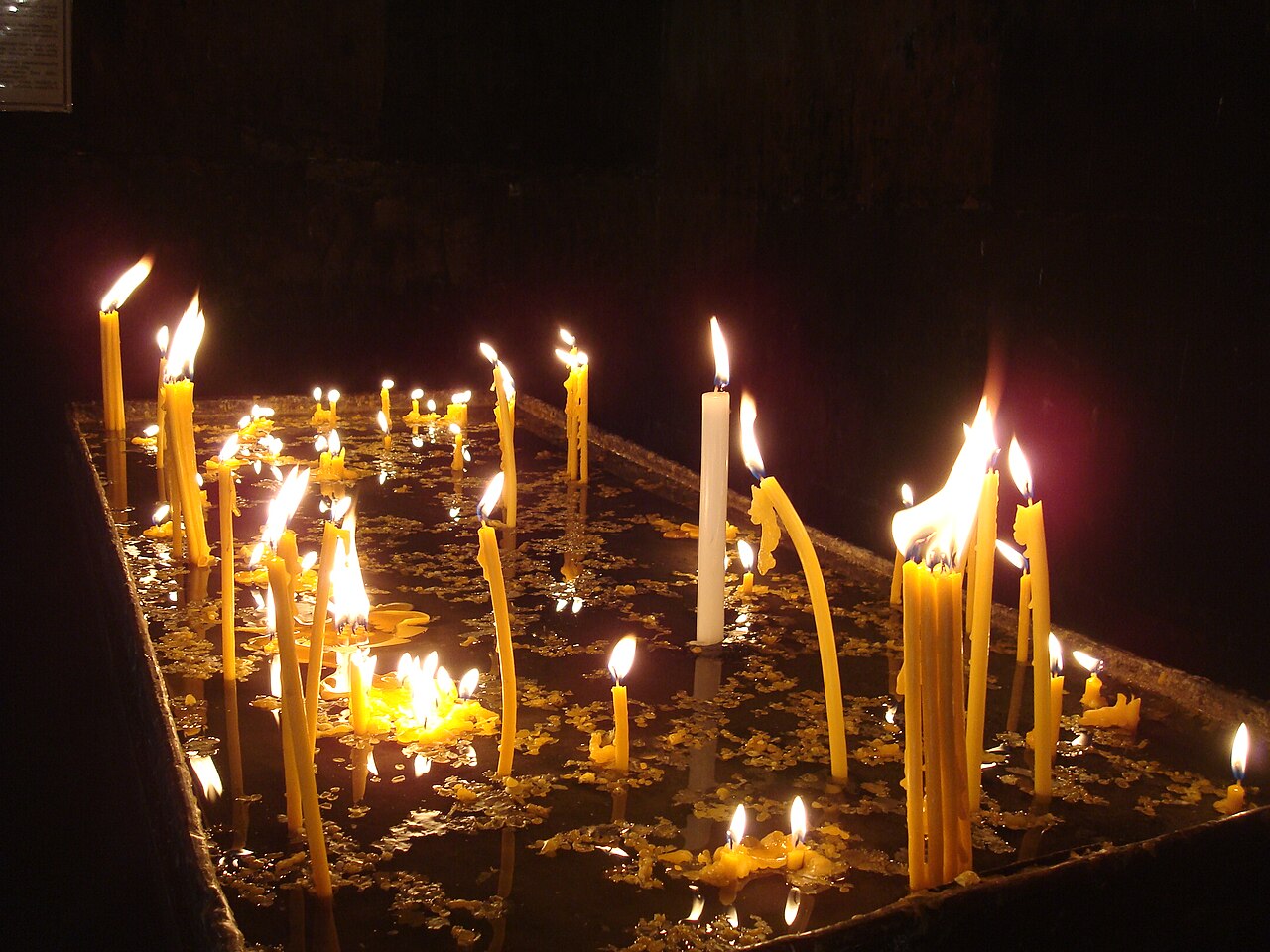 Velas dentro de una iglesia armenia